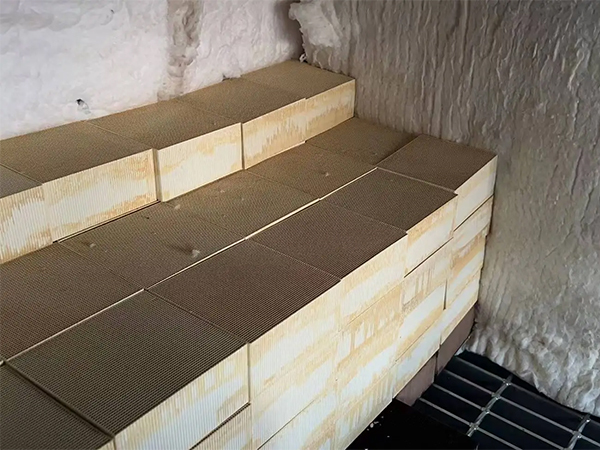 6745343ca3d6a.jpg CO催化劑裝填現(xiàn)場.jpg